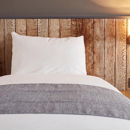 The Churchill By Greene King Inns Royal Wootton Bassett Eksteriør bilde