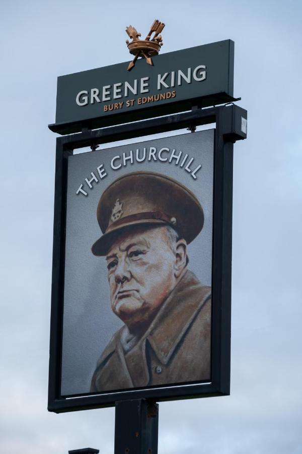 The Churchill By Greene King Inns Royal Wootton Bassett Eksteriør bilde