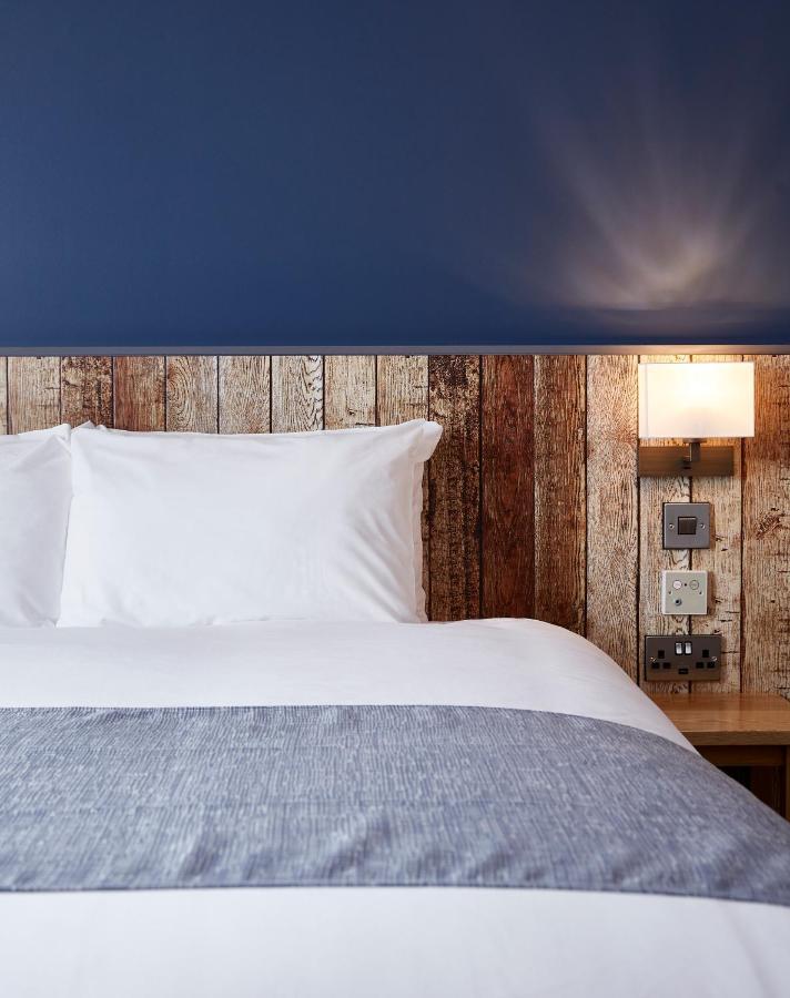 The Churchill By Greene King Inns Royal Wootton Bassett Eksteriør bilde