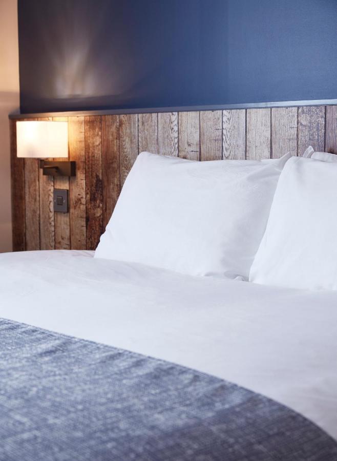 The Churchill By Greene King Inns Royal Wootton Bassett Eksteriør bilde