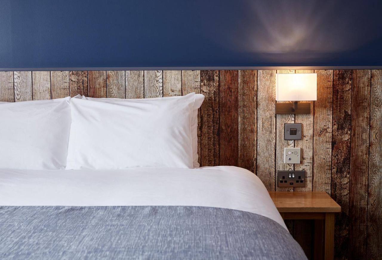 The Churchill By Greene King Inns Royal Wootton Bassett Eksteriør bilde