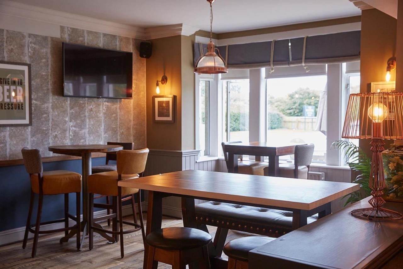 The Churchill By Greene King Inns Royal Wootton Bassett Eksteriør bilde