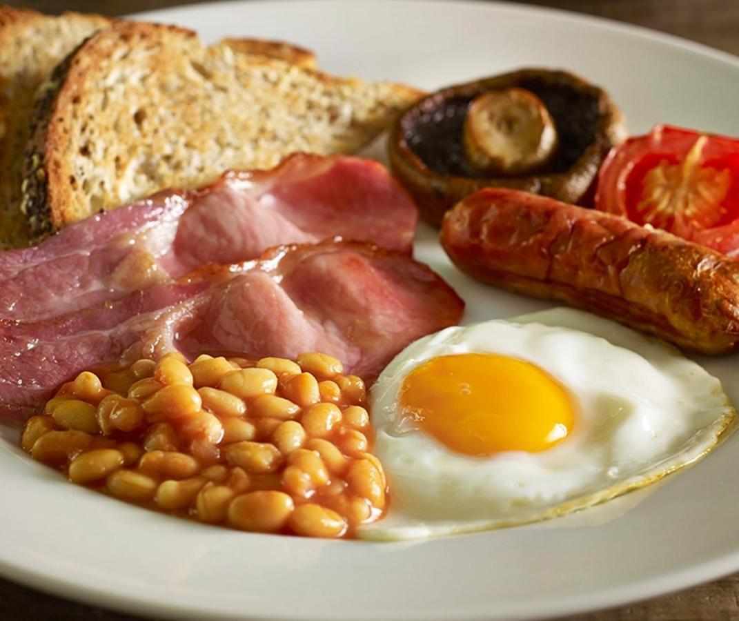 The Churchill By Greene King Inns Royal Wootton Bassett Eksteriør bilde