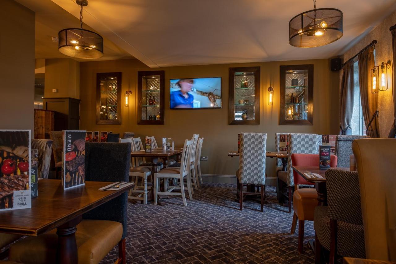 The Churchill By Greene King Inns Royal Wootton Bassett Eksteriør bilde