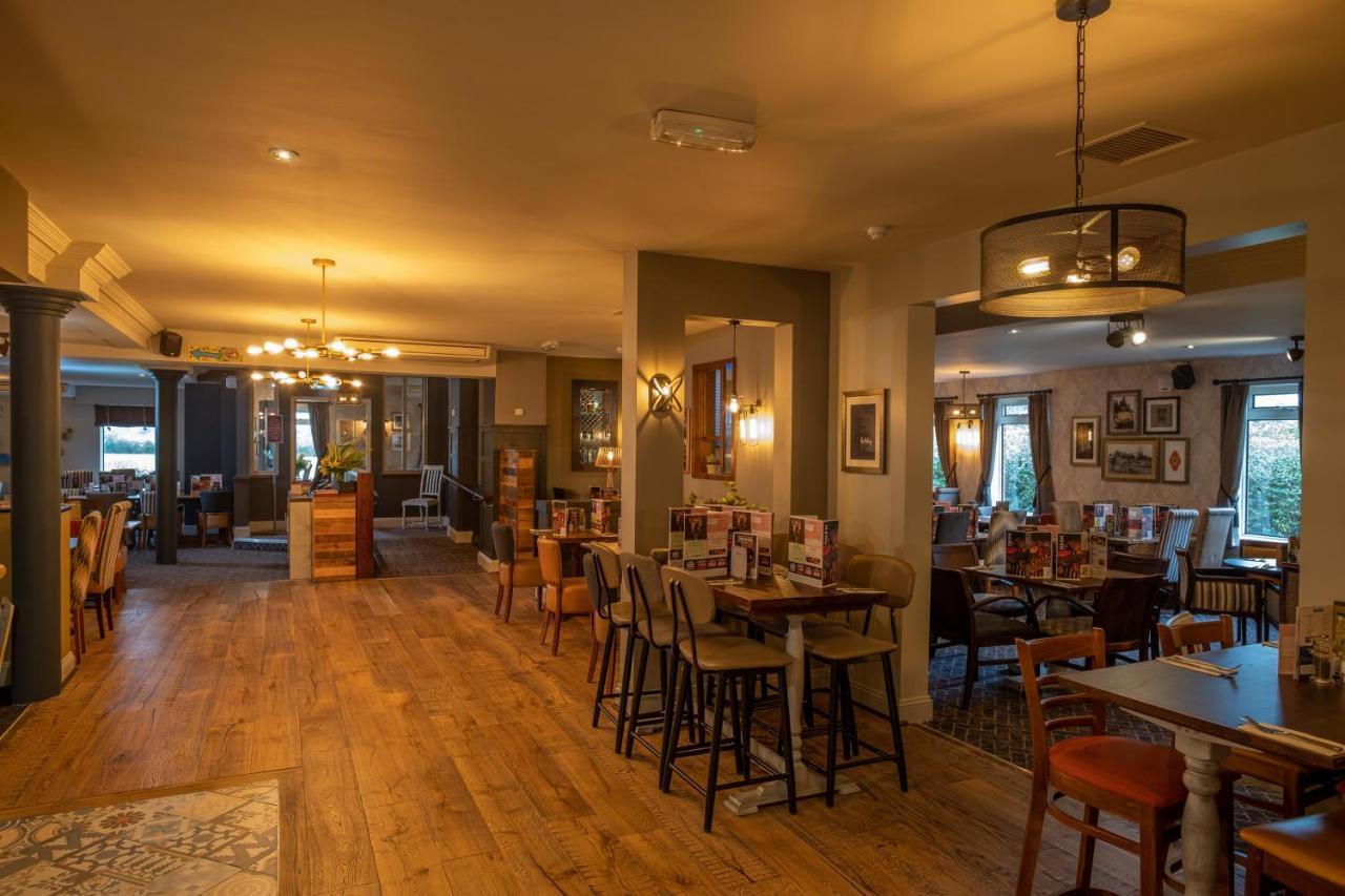 The Churchill By Greene King Inns Royal Wootton Bassett Eksteriør bilde