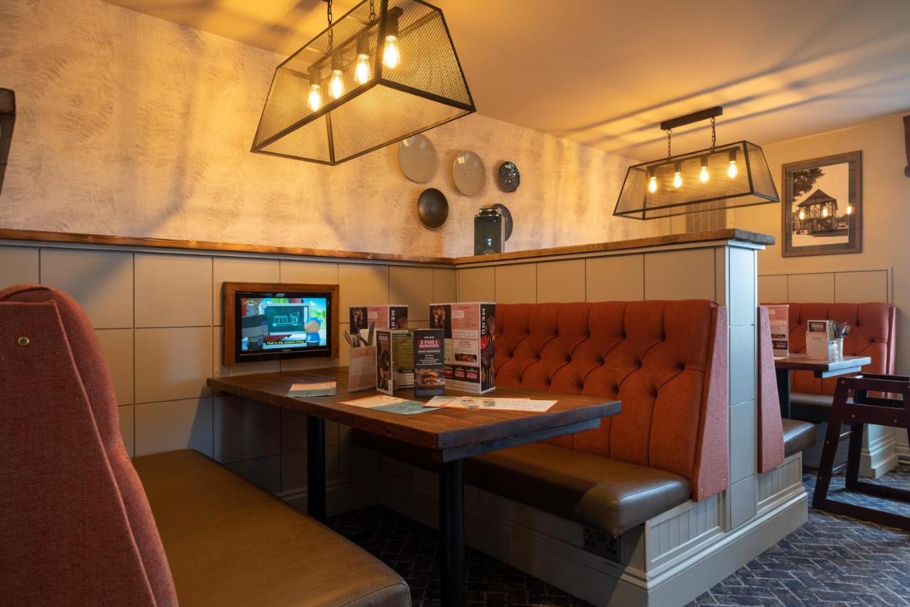 The Churchill By Greene King Inns Royal Wootton Bassett Eksteriør bilde