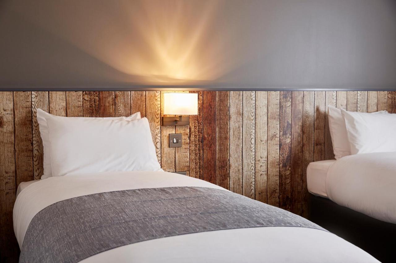 The Churchill By Greene King Inns Royal Wootton Bassett Eksteriør bilde