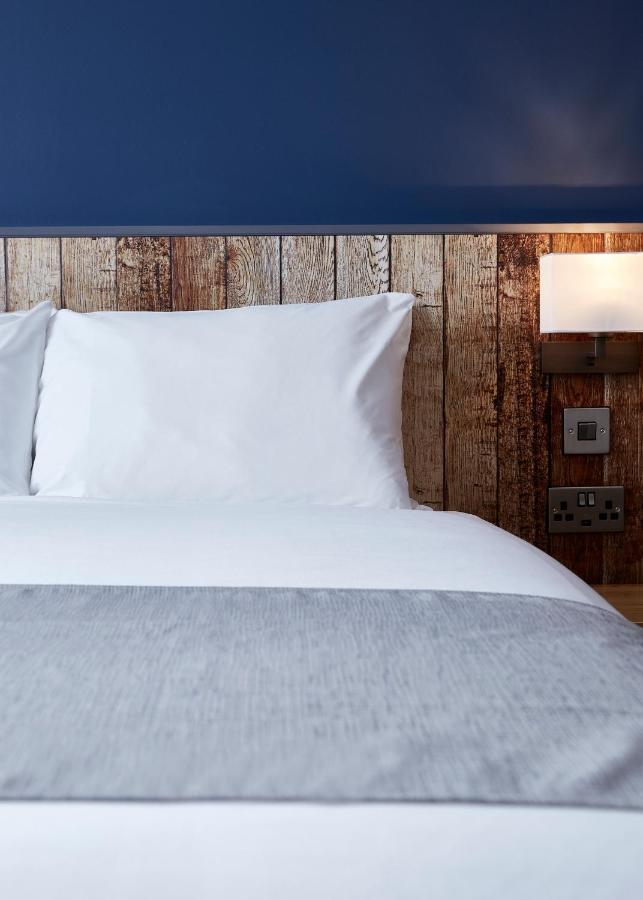 The Churchill By Greene King Inns Royal Wootton Bassett Eksteriør bilde