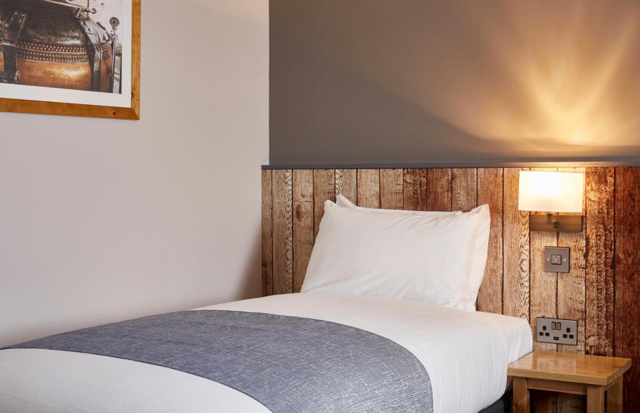 The Churchill By Greene King Inns Royal Wootton Bassett Eksteriør bilde