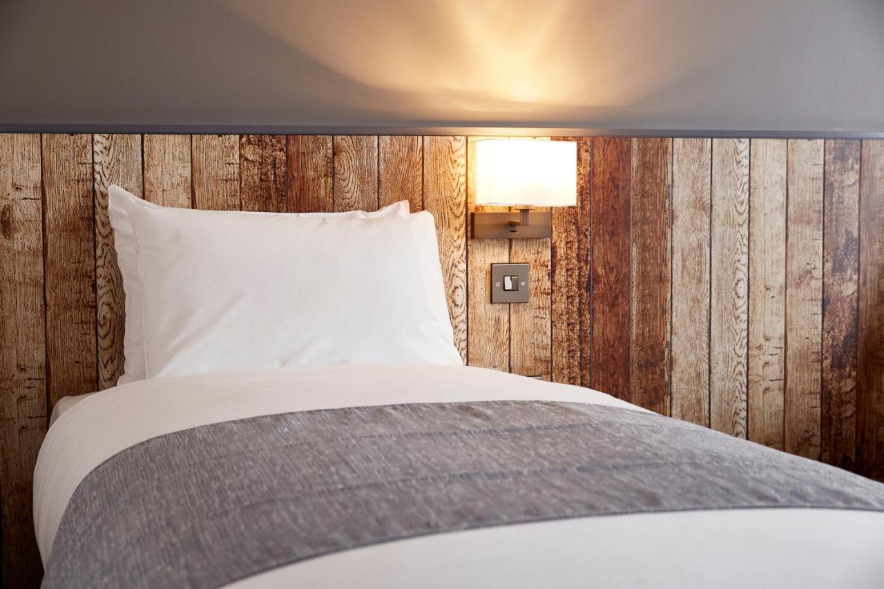 The Churchill By Greene King Inns Royal Wootton Bassett Eksteriør bilde