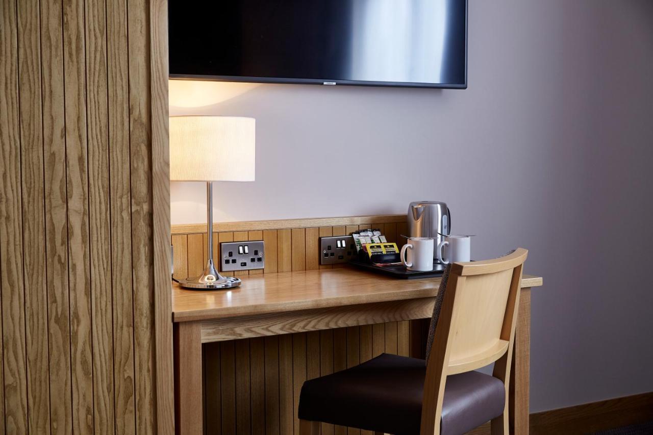 The Churchill By Greene King Inns Royal Wootton Bassett Eksteriør bilde