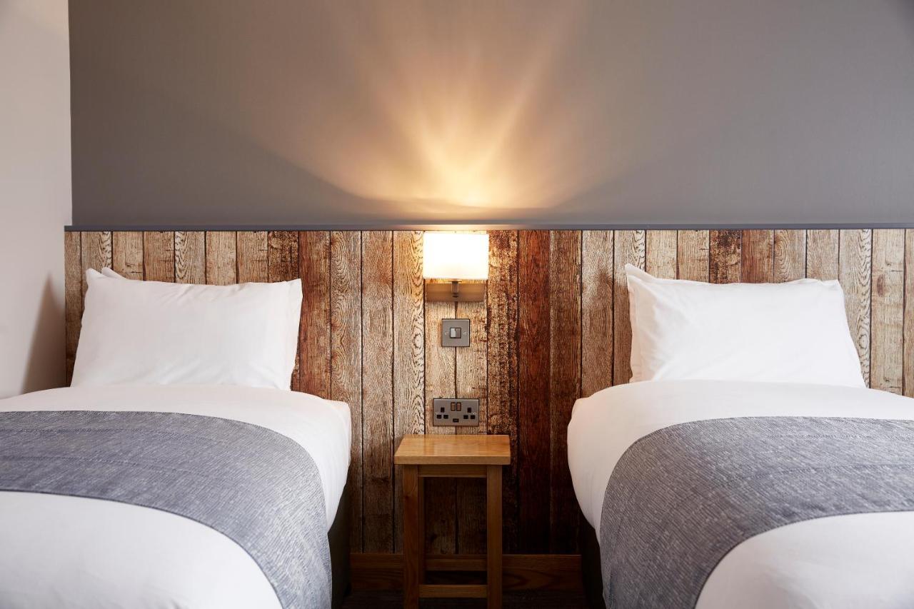 The Churchill By Greene King Inns Royal Wootton Bassett Eksteriør bilde