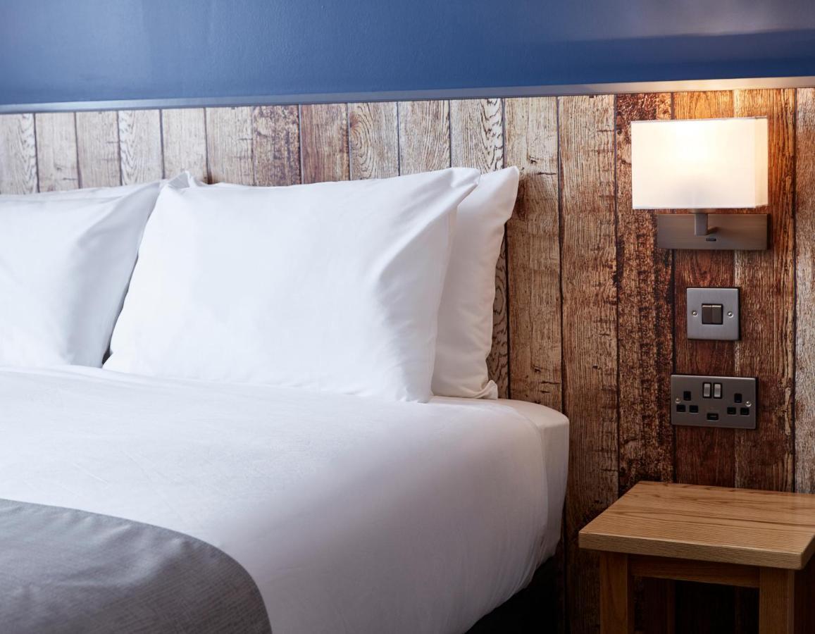The Churchill By Greene King Inns Royal Wootton Bassett Eksteriør bilde