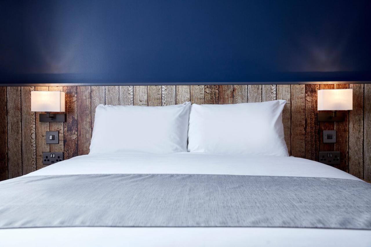 The Churchill By Greene King Inns Royal Wootton Bassett Eksteriør bilde