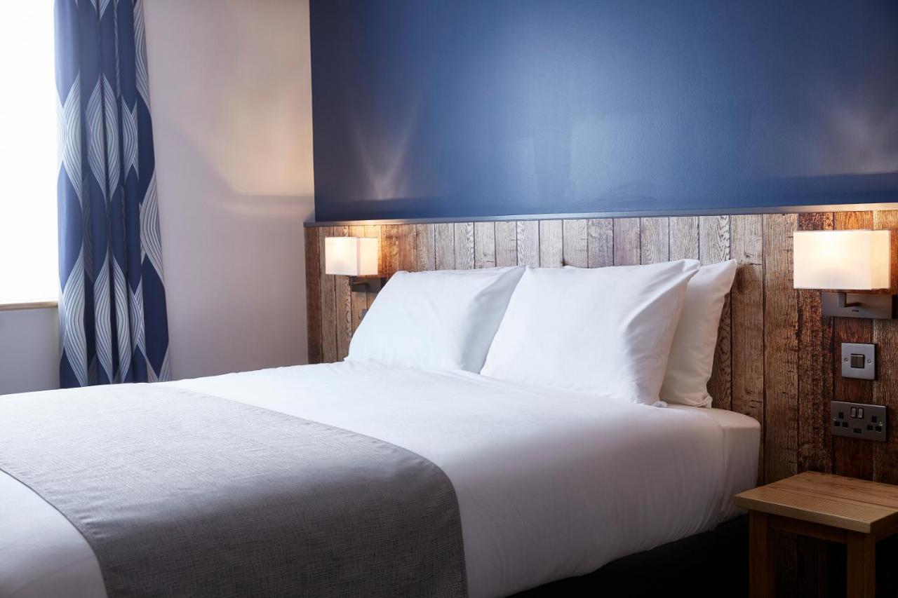The Churchill By Greene King Inns Royal Wootton Bassett Eksteriør bilde