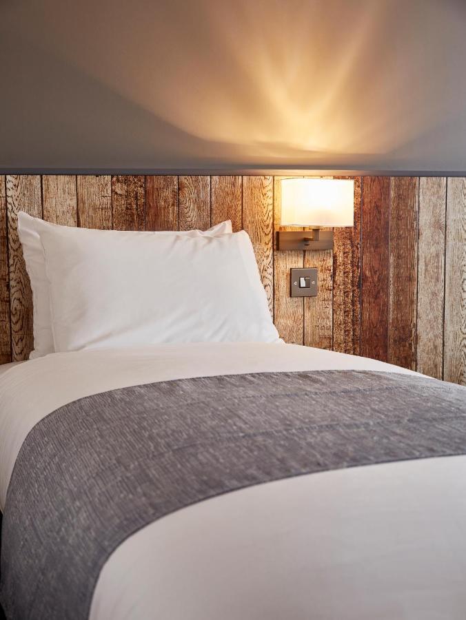 The Churchill By Greene King Inns Royal Wootton Bassett Eksteriør bilde