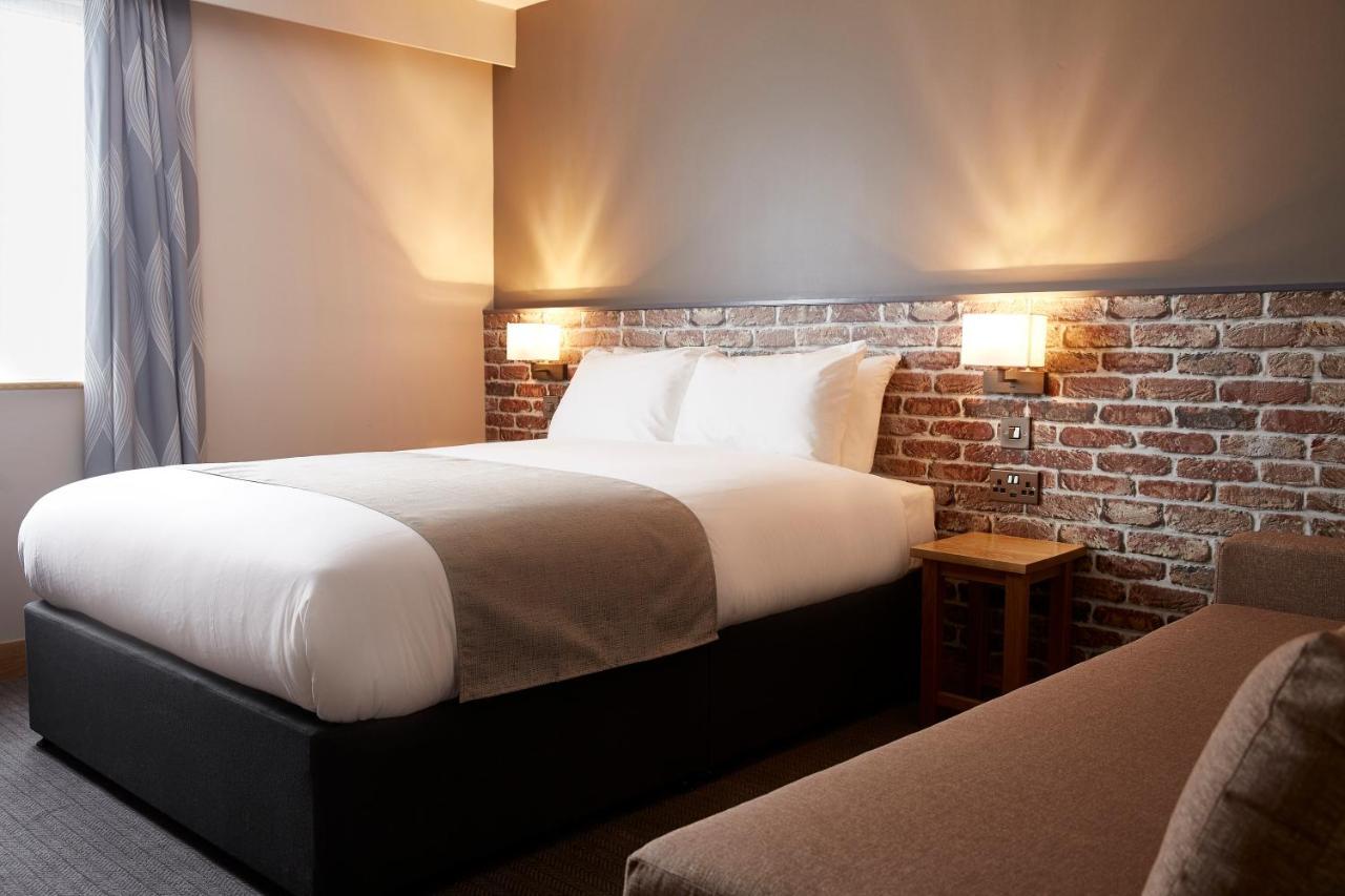 The Churchill By Greene King Inns Royal Wootton Bassett Eksteriør bilde
