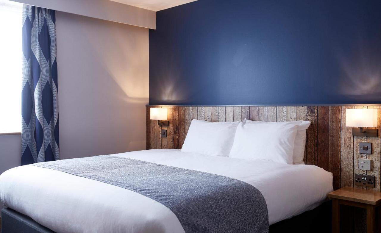 The Churchill By Greene King Inns Royal Wootton Bassett Eksteriør bilde