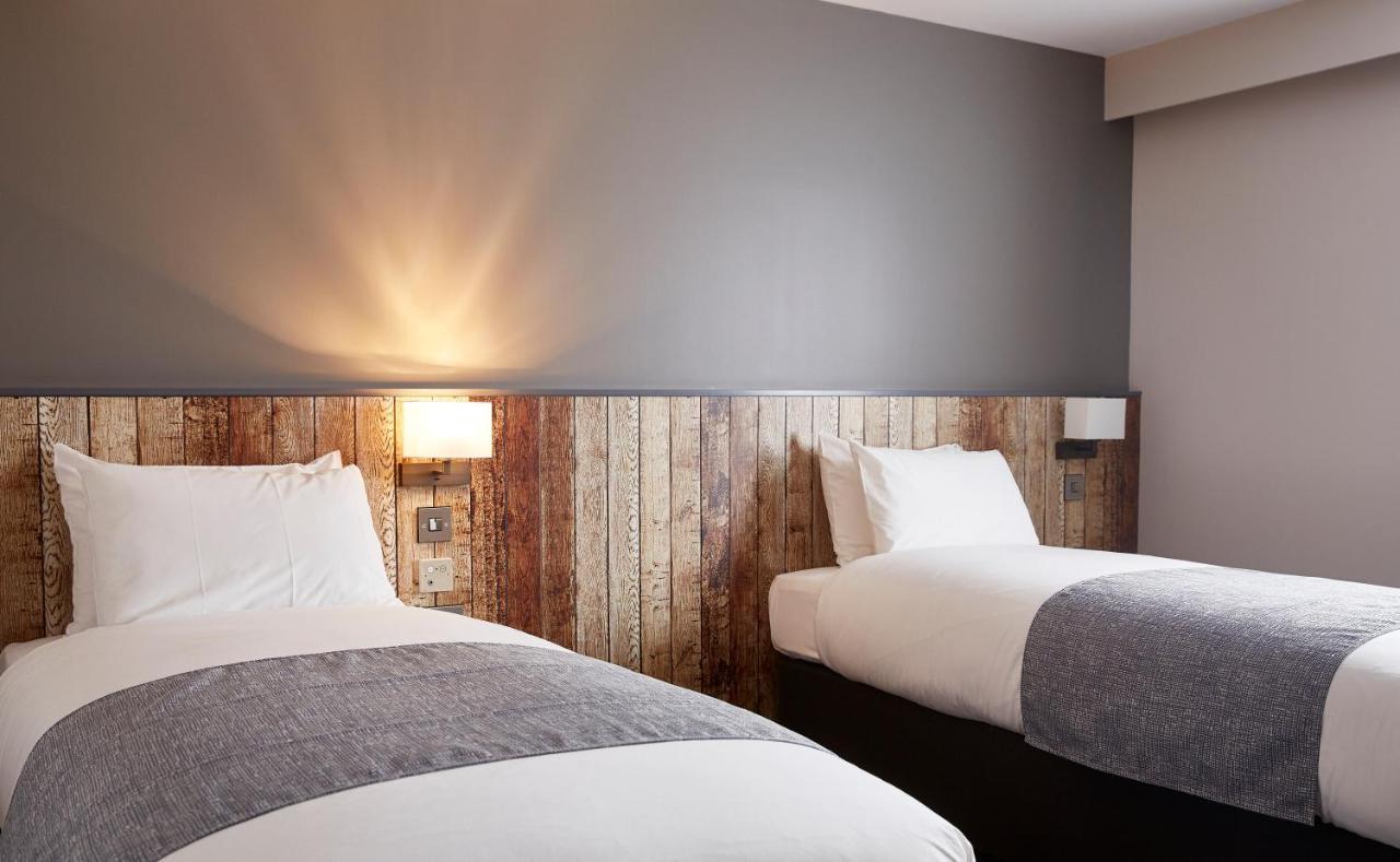 The Churchill By Greene King Inns Royal Wootton Bassett Eksteriør bilde
