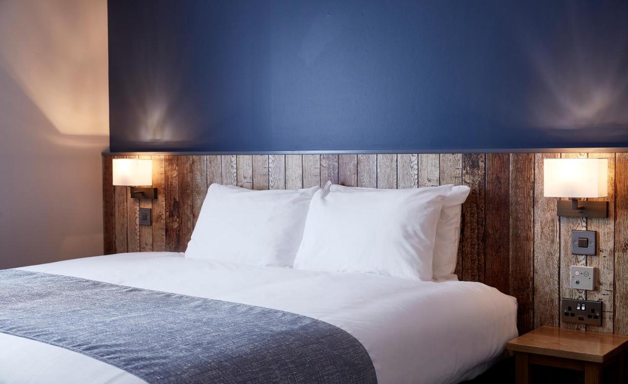 The Churchill By Greene King Inns Royal Wootton Bassett Eksteriør bilde