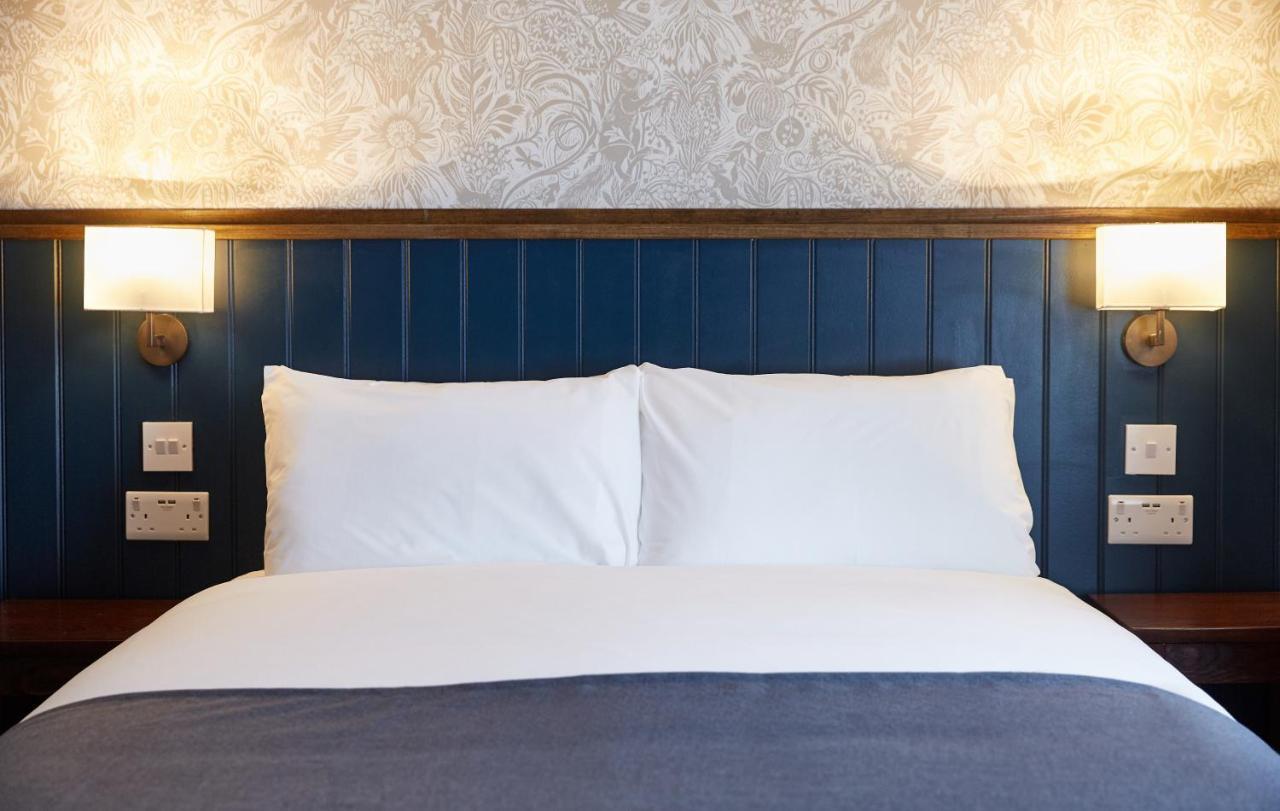 The Churchill By Greene King Inns Royal Wootton Bassett Eksteriør bilde